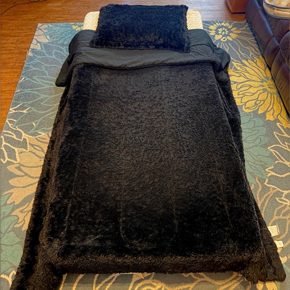 TWIN SIZE FURRY BLACK COMFORTER MATCHING SHAM BODY PILLOW & DUST RUFFLE WARM 😴🛌